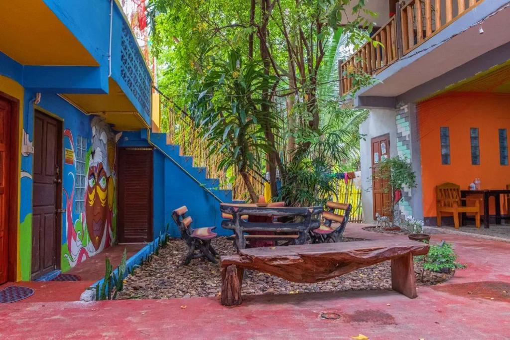 Happy House Backpackers Hostel Pai Exterior photo
